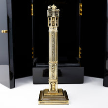 Load image into Gallery viewer, Side view of the fountain pen on the stand. The black lacquer presentation box stands behind it. 
