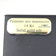 Load image into Gallery viewer, Close up to the gold-colored tag on the presentation box. The print &quot;Pennino oro massiccio 14Kt Solid gold nib&quot;
