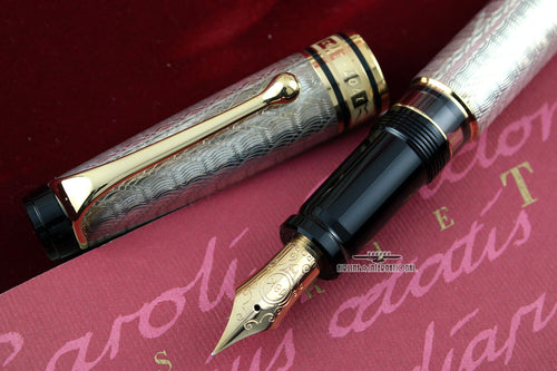 Close up to the Cap, nib and grip section. Set on the presentation box's inside.
