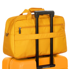 Load image into Gallery viewer, The duffle&#39;s bag back strap can be into a suitcase&#39;s telescopic handle to keep it in place.
