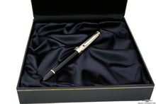 Load image into Gallery viewer, Close up to the fountain pen with the cap on. 
