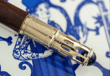 Load image into Gallery viewer, Close up to the engraved patterns at the bottom of the pen.
