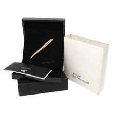 Load image into Gallery viewer, The fountain pen arranged with the packaging and instructions booklet. 
