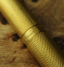 Load image into Gallery viewer, Close up to the center band with engraved text: MADE IN FRANCE QL
