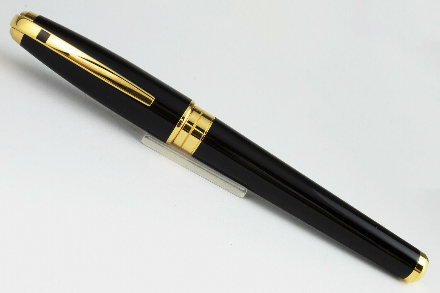 S.T. Dupont デュポン Olympio万年筆 ブラック 18K M S.T. Dupont Black and Gold Olympio Fountain Pen | Airline Intl