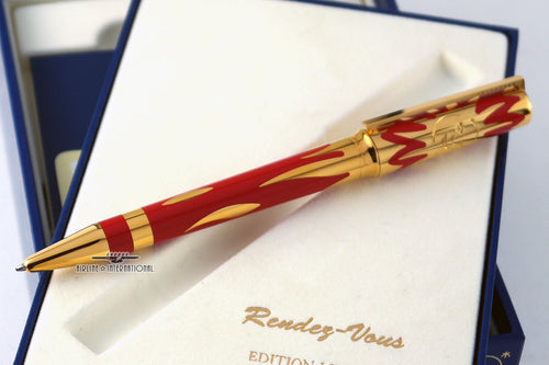 Front view of the ballpoint pen in the display. 