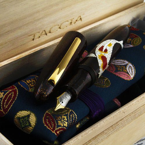 The fountain pen arranged in the presentation box with the kimono sleeve.
